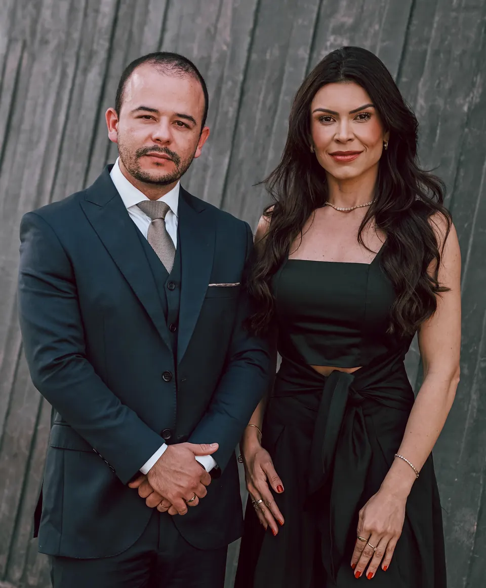 Dr. André de Sá e Dra. Emanuelle Jamille, lado a lado, em traje formal